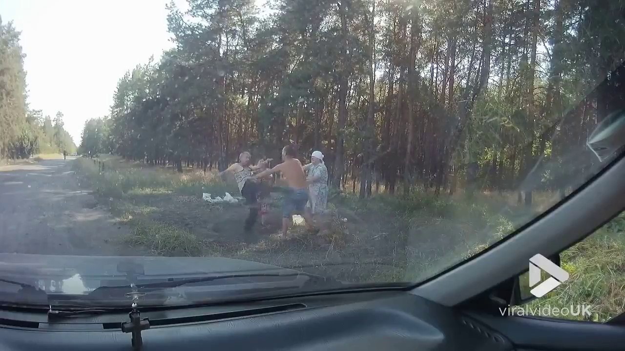 Tout tourne toujours en embrouilles en Russie sur le bord de la route LOL