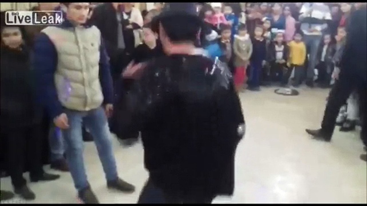 Michael Jackson qui danse et un inconnu va se faire remarquer