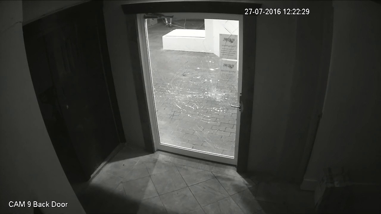 Un cambrioleur défonce une porte ouverte (Australie)