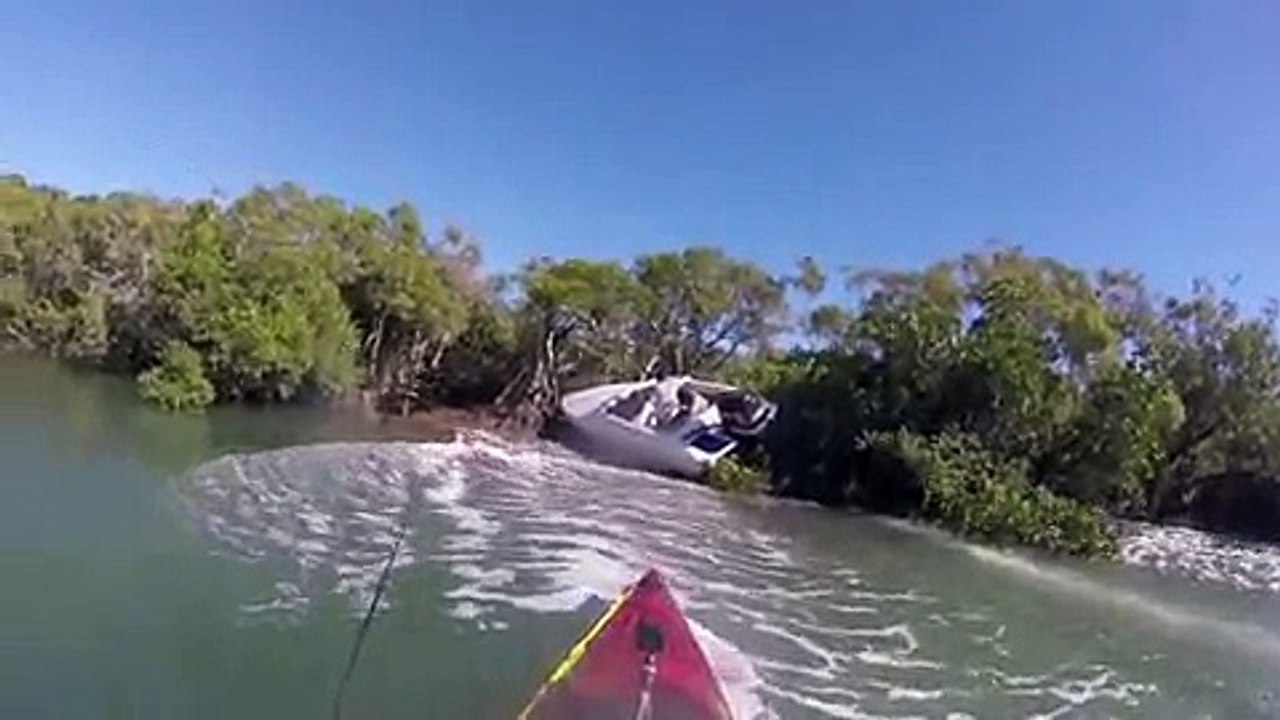 Un grand imbécile détruit son bateau de vitesse !