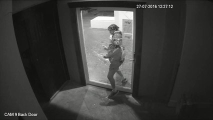 Un cambrioleur défonce une porte déjà ouverte (Australie)