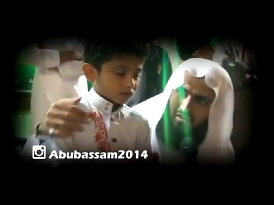 الطفل الذي ابكى الشيوخ والحاضرين بسبب ما فعله مع أمه المسكينة امه المسكينة