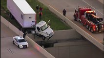 Ce camion semi-remorque est coincé au-dessus du vide sur l'autoroute !