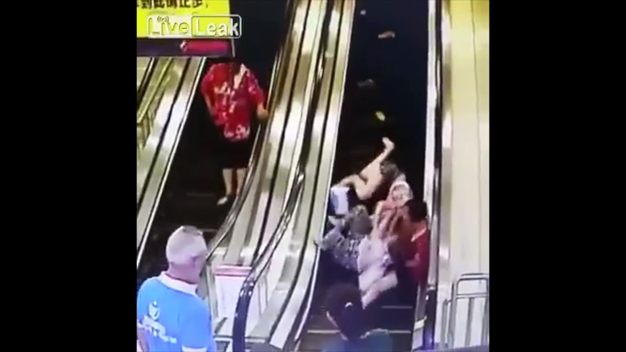 Chute d'une famille dans un escalator... C'est pas compliqué pourtant !