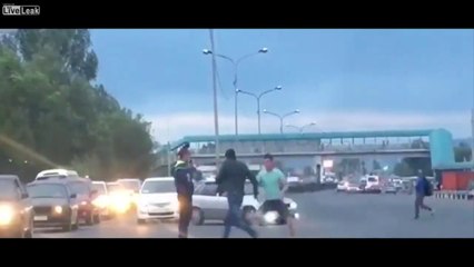 Ce policier se fout des 2 conducteurs en train de se battre à côté de lui !