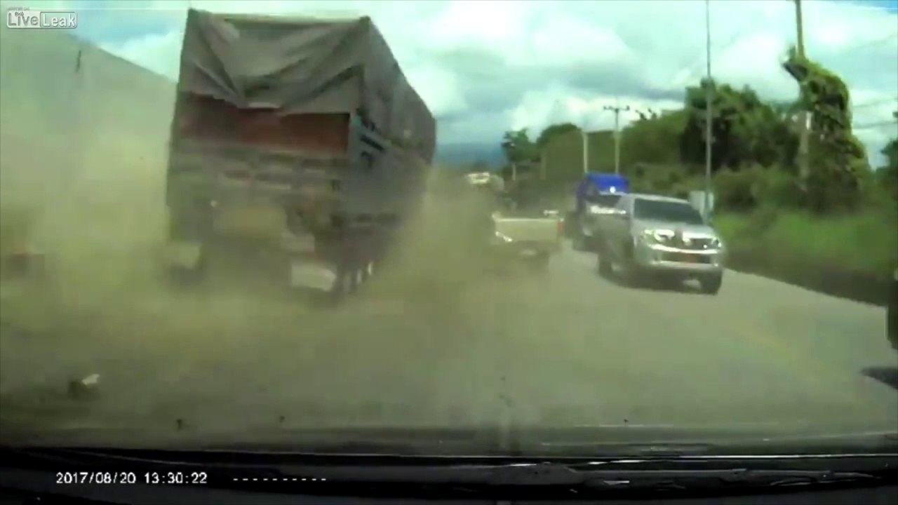 Plus de freins... ce camion s'enfonce dans le trafic à toute vitesse !