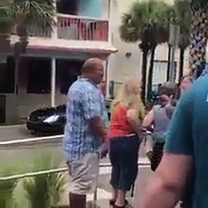 Des policiers ont bien du mal à maitriser un homme qui ne résiste pas !