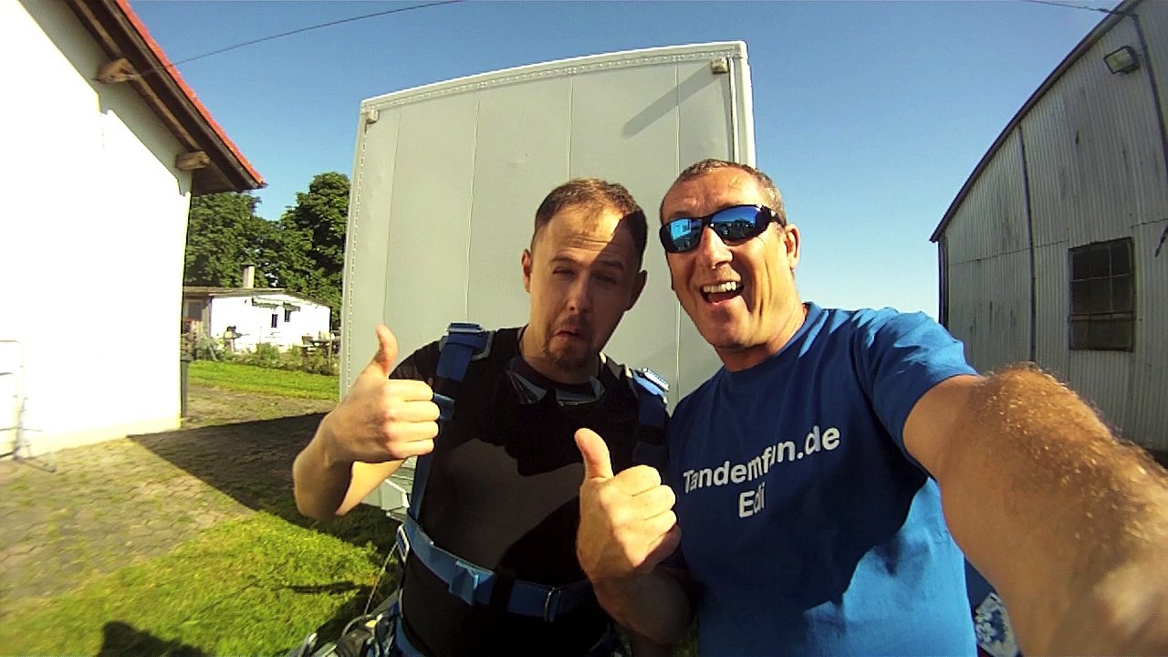 Fallschirmspringen in Dingolfing Niederbayern nähen München und Regensburg. Super Video mit Adrenalin-Kick.