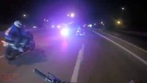 Bicyclette chasse flic flics échappe de moto de de balade en cours dexécution vidéo contre Wheelies police roc t