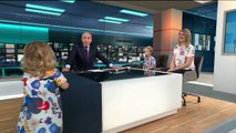 Menina rouba cena durante noticiário ao vivo