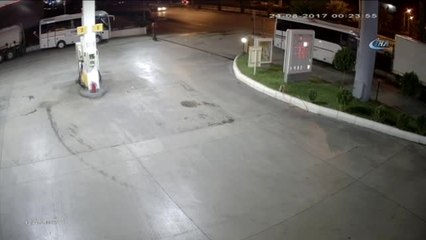 O Anlar Kamerada... Kontrolden Çıkan Motosiklet Otomobile Çarptı: 1 Ölü 1 Ağır Yaralı