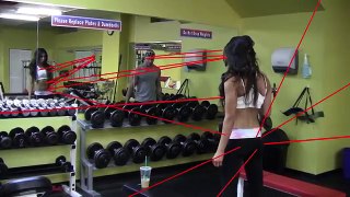 À filles médailles dor frappe Mecque sur le le le le la gym