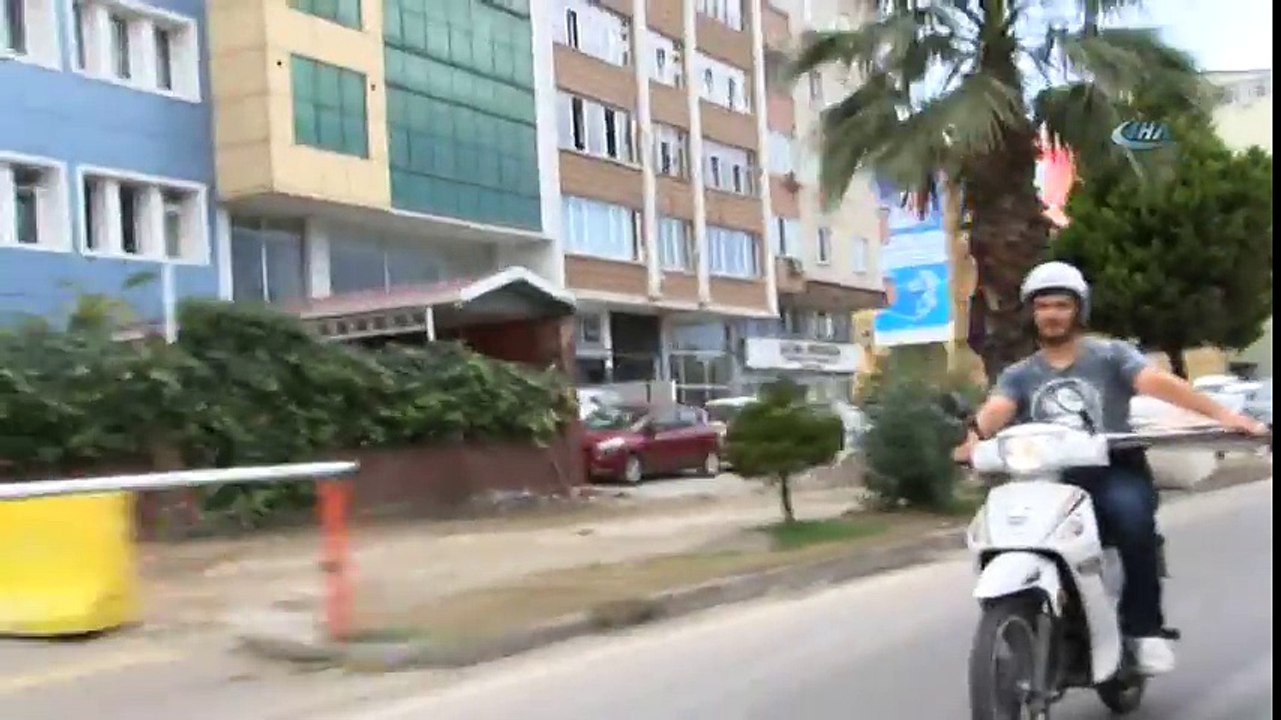 Bir Elinde Tepsi Bir Elinde Motorsiklet Kullanıyor