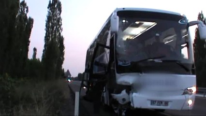 Yolcu Otobüsüyle Çarpışan Traktör Üçe Bölündü: 2 Yaralı