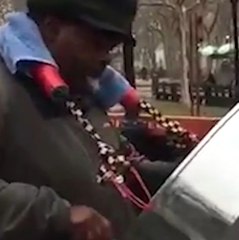 İstiklal Marşı'nı Çalan Sokak Müzisyeni Dinleyenleri Mest Etti