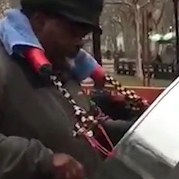 İstiklal Marşı'nı Çalan Sokak Müzisyeni Dinleyenleri Mest Etti