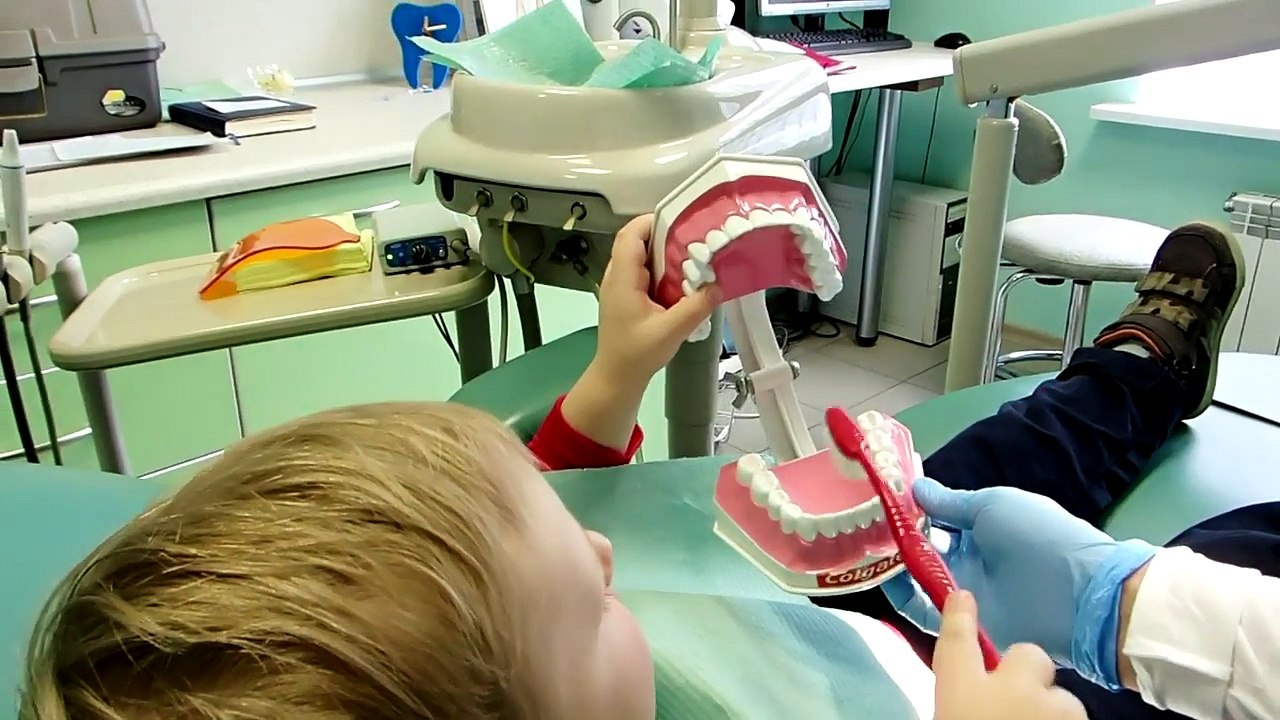 La caries dental dentista pediátrico en el tratamiento dental dientes de leche del niño bajo anestesia general, nuestra