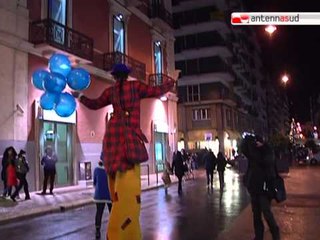 TG 10.12.12 Bari: shopping col maltempo, ma per strada ci sono i "sorrisi per natale"