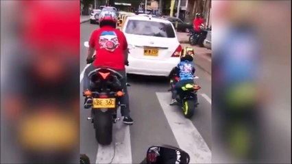 Télécharger la video: Tel père tel fils... Motard comme papa