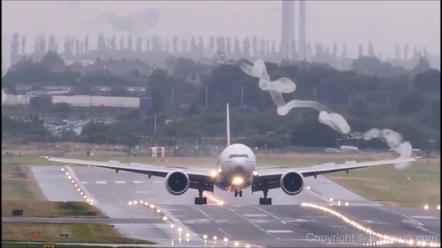 Cet avion crée des vortex impressionnant en atterrissant - Emirates 777
