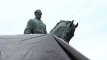 Charlottesville : la statue du général Lee recouverte de noir en hommage à Heather Heyer