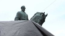 Charlottesville : la statue du général Lee recouverte de noir en hommage à Heather Heyer