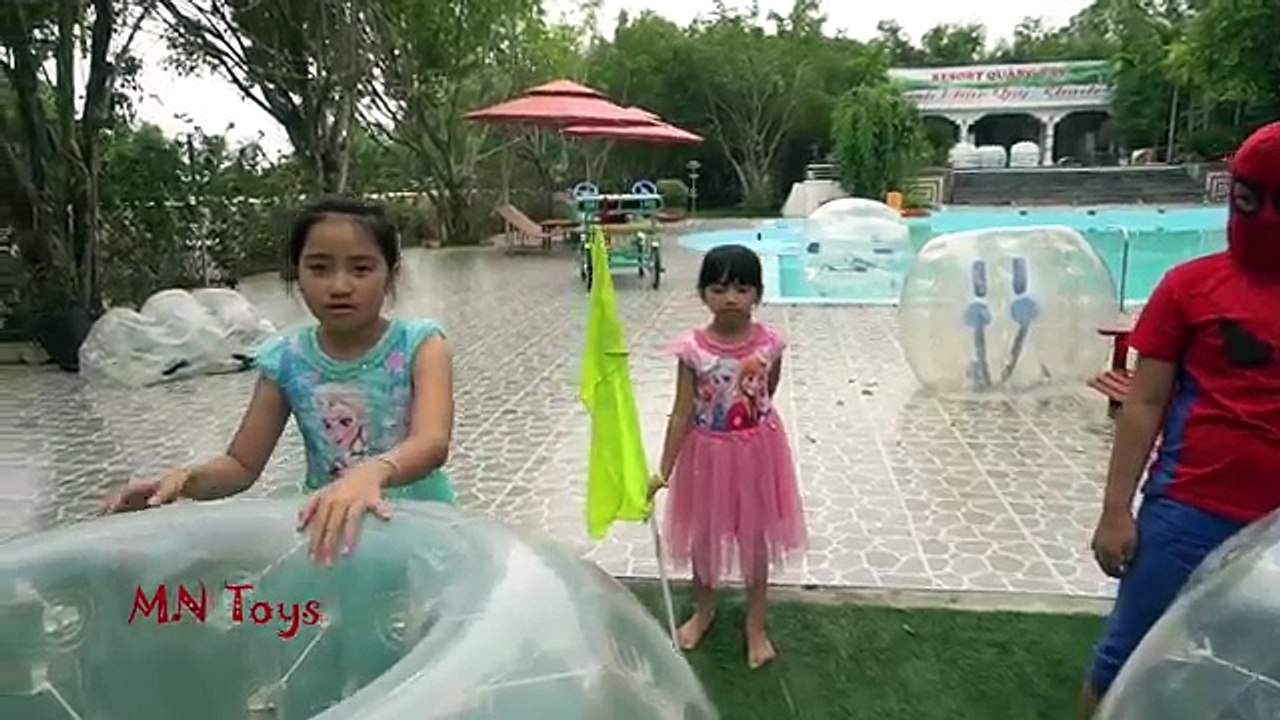 Elsa và Anna cùng người nhện thử thách bóng đụng phao hơi - Zorb Ball Challenge | MN Toys