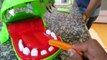 Extremo cocodrilo dentista desafío maquinillas de afeitar tachuelas y uñas locamente peligrosos