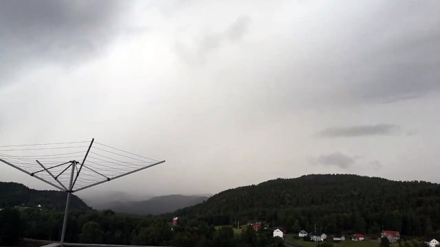 Un éclair passe juste à côté d'eux