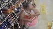 Elle vole plusieurs bouteilles d'alcool dans son sac au supermarché !!