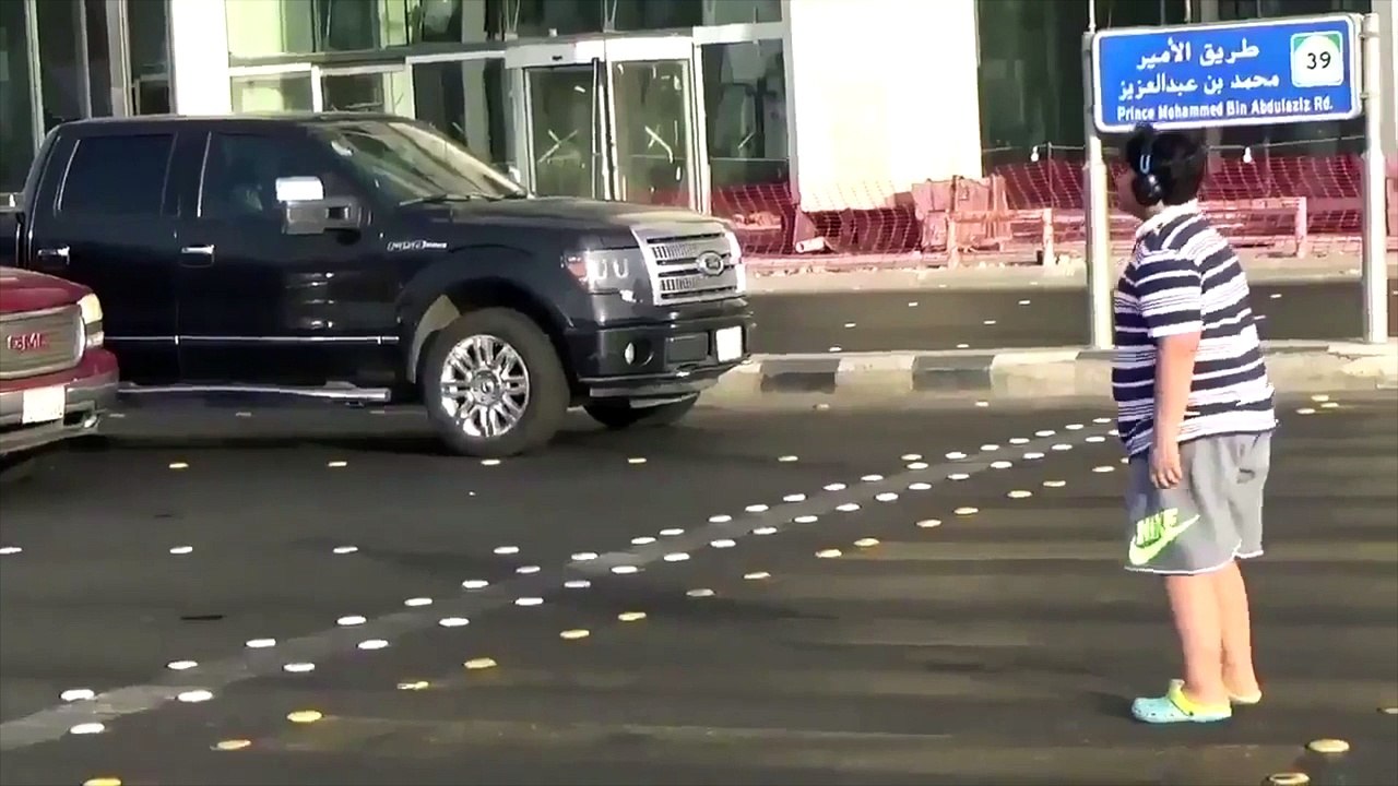 Ce gamin danse la macarena en bloquant la route en Arabie Saoudite ! Direct en Prison !