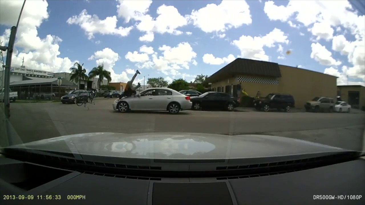 Vol plané d'un cycliste roulant à contre-sens contre une voiture... PERDU !