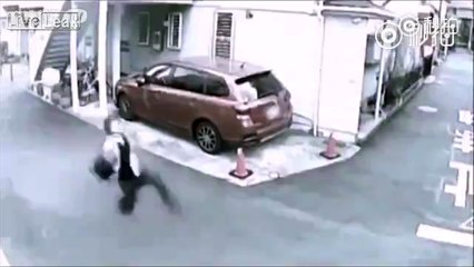 Un piéton renversé par la voiture de l'homme invisible LOL