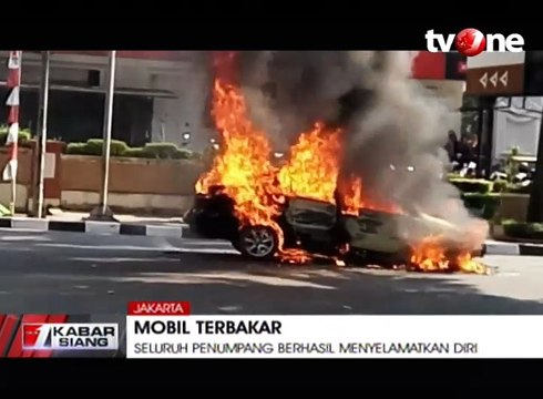 Mobil Sedan Terbakar Hangus, 4 Penumpang Selamat