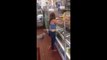 Cette femme raciste se fait éjecter d'un magasin par le propriétaire