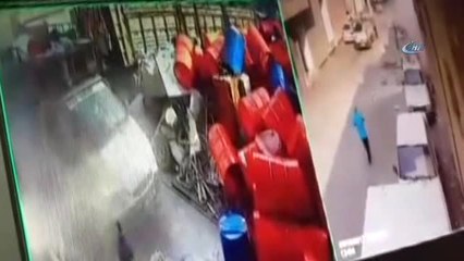 Tır Kamyonete, Kamyonet İstinat Duvarına Çarptı, Duvar Aracın Üzerine Düştü.