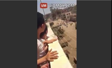 Une grande foule de musulmans attaquent les chrétiens