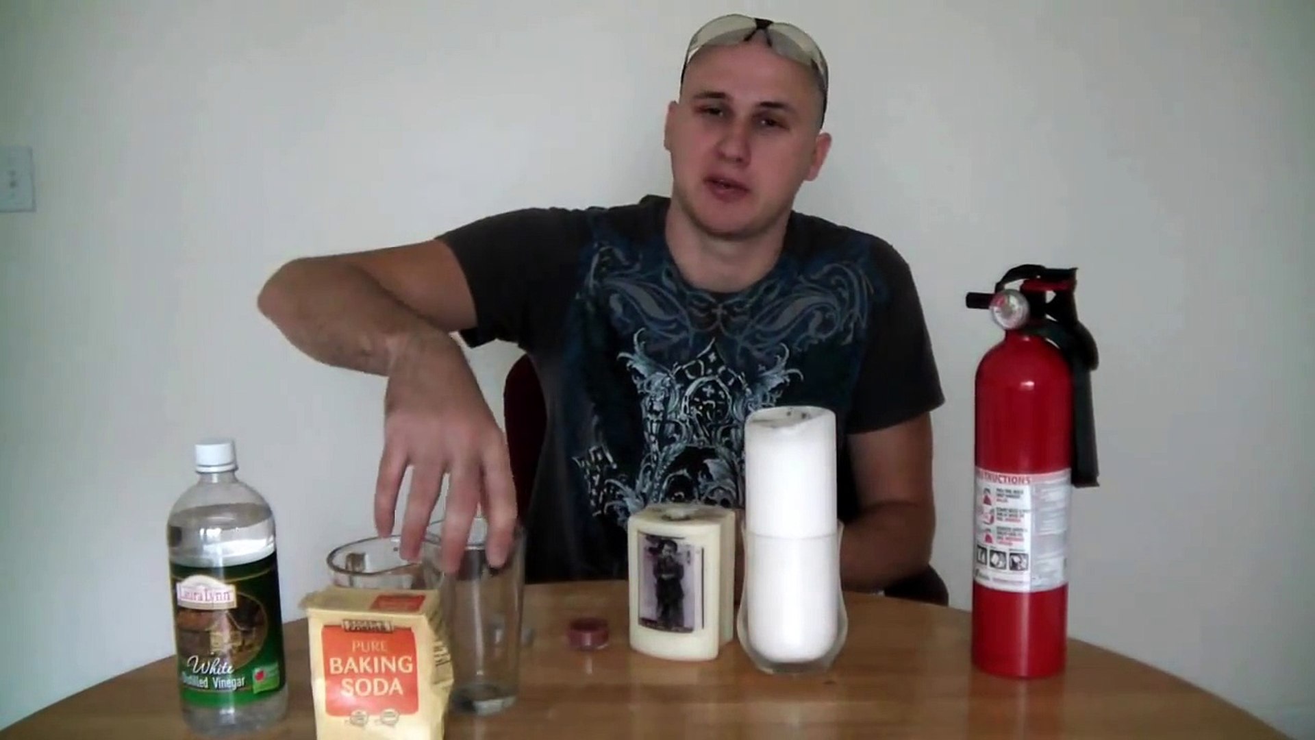 ⁣Baking Soda and Vinegar Candle Trick