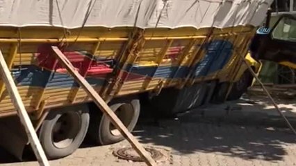 Freni Boşalan Kamyon Eve Çarparak Durabildi