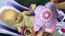 1er américain et lautomne bébé en changeant poupée alimentation fille dans matin Bitty routine christm