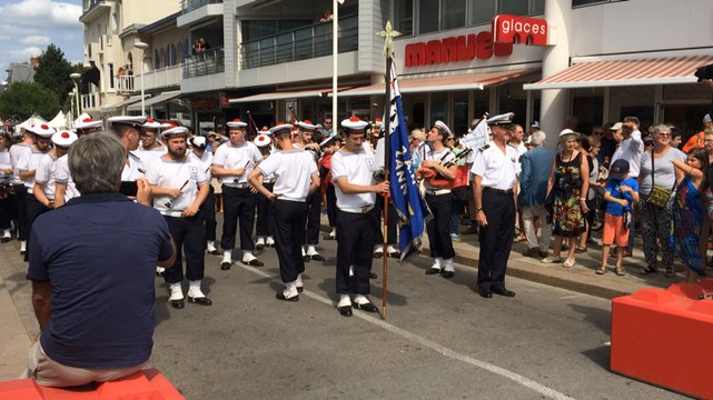 Défilé sur le remblai du Bagad de Lann-Bihoué