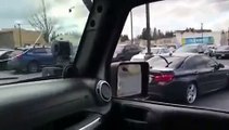 Le conducteur de cette Jeep voit une voiture mal garée et décide de faire justice lui-même !