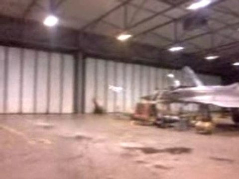 vol indoor d un biplan depron entre les mirage 2000 de l ec