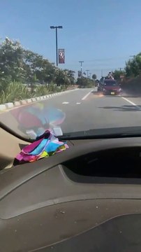 Ce conducteur se rebelle contre la fourrière qui embarque sa voiture. Scène incroyable