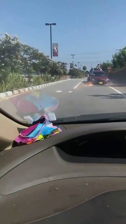 Ce conducteur se rebelle contre la fourrière qui embarque sa voiture. Scène incroyable