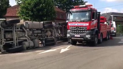 Flawinne: le camion renversé a causé beaucoup de dégâts