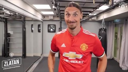 Ibra renova com o United e veste a camisa 10; veja