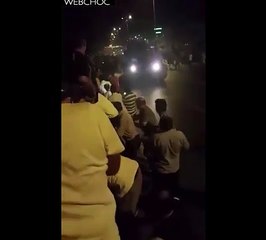 UN CHAR CONDUIT PAR DES PUTSCHISTES TURCS BROIE PLUSIEURS PERSONNES SUR SON PASSAGE