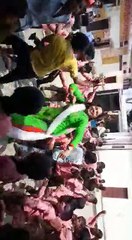 Sexy Girl dance in Road type Majnu.