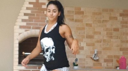 Danse d'une femme unijambiste avec une prothèse de jambe